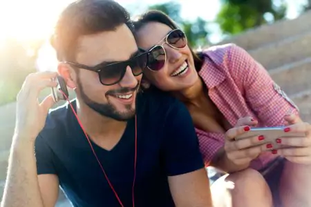 Pareja con lentes de sol sonriendo